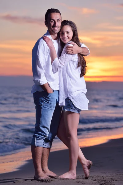 Молодая пара на пляже веселится — стоковое фото