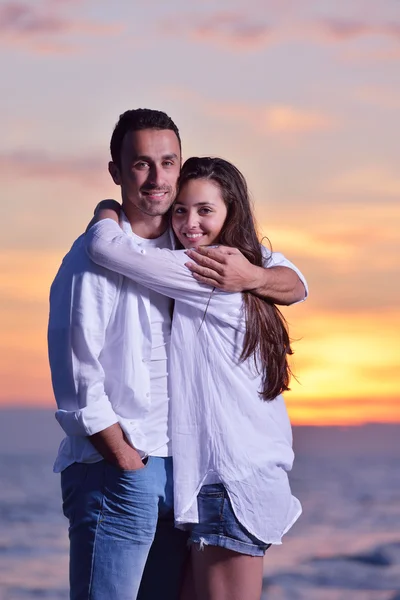 Jovem casal na praia se divertir — Fotografia de Stock