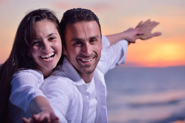 Jong koppel op strand plezier — Stockfoto