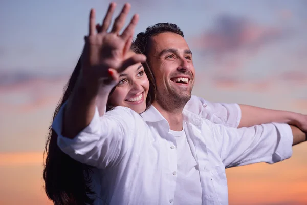 Jong koppel op strand plezier — Stockfoto