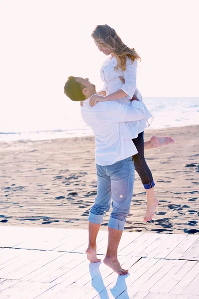 Junges Paar am Strand hat Spaß — Stockfoto