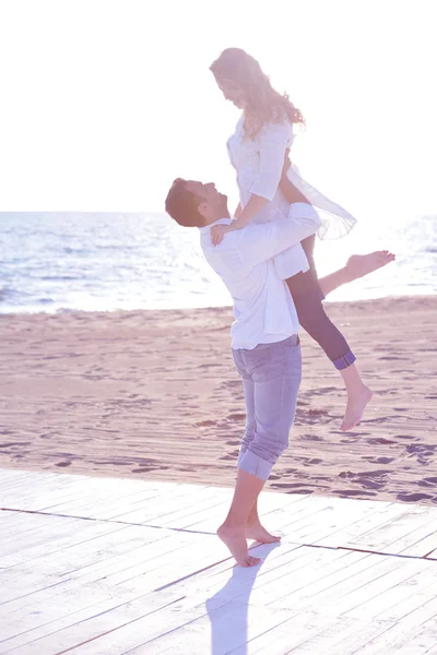 Jong koppel op strand plezier — Stockfoto