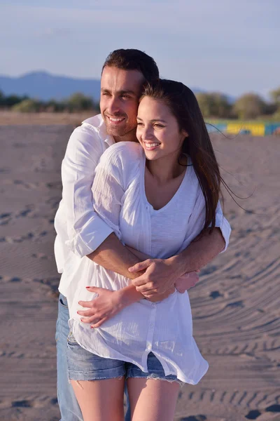 Unga par på stranden ha kul — Stockfoto