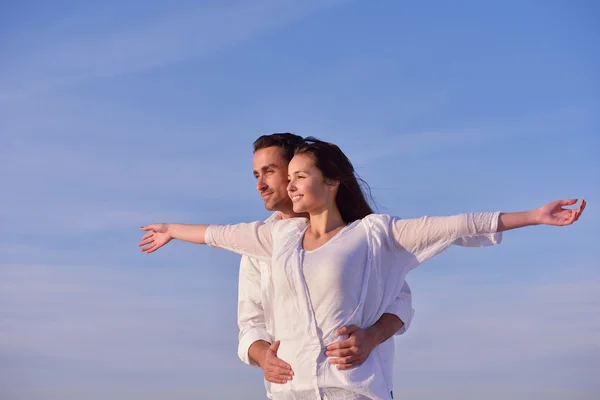 Jong koppel op strand plezier — Stockfoto