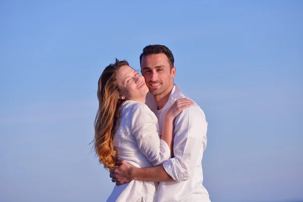 Jovem casal na praia se divertir — Fotografia de Stock