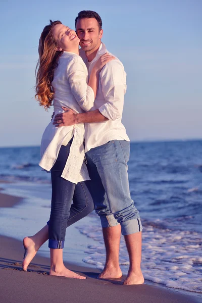 Fiatal pár a strandon szórakozni — Stock Fotó