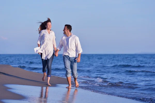 Jovem casal na praia se divertir — Fotografia de Stock