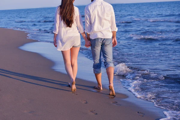 Unga par på stranden ha kul — Stockfoto