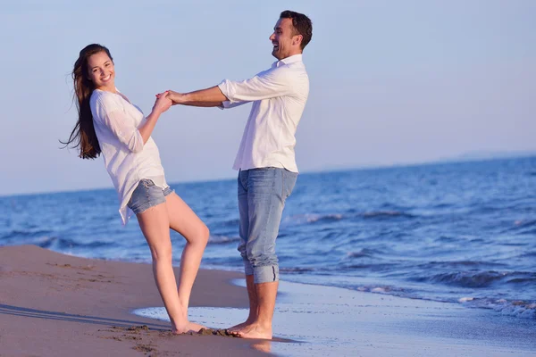 Unga par på stranden ha kul — Stockfoto