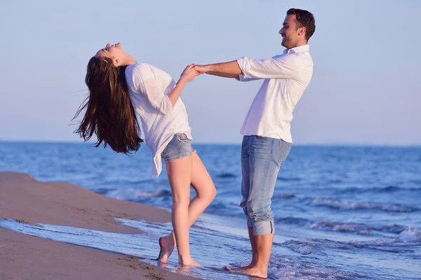 Unga par på stranden ha kul — Stockfoto