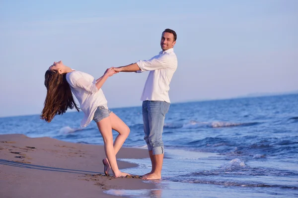 Jovem casal na praia se divertir — Fotografia de Stock