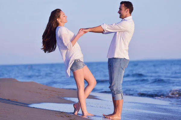 Unga par på stranden ha kul — Stockfoto
