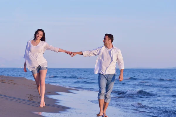 Jong koppel op strand plezier — Stockfoto