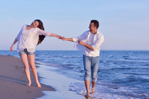 Jovem casal na praia se divertir — Fotografia de Stock