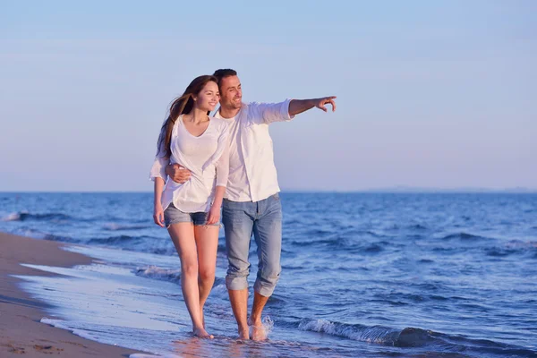 Jovem casal na praia se divertir — Fotografia de Stock