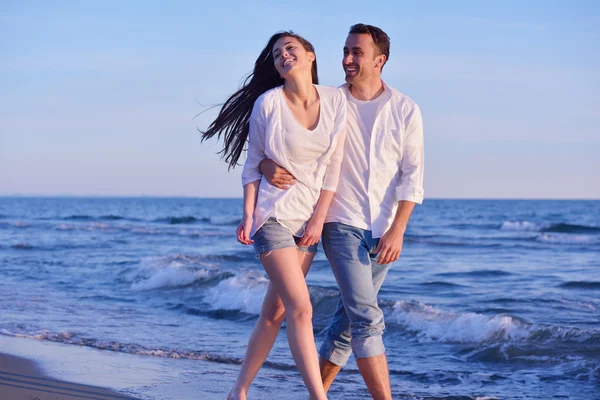 Junges Paar am Strand hat Spaß — Stockfoto