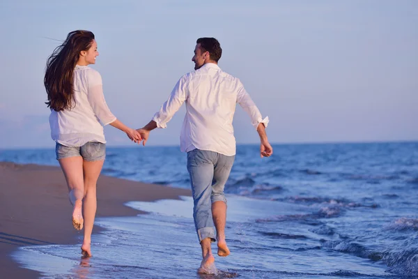 Junges Paar am Strand hat Spaß — Stockfoto