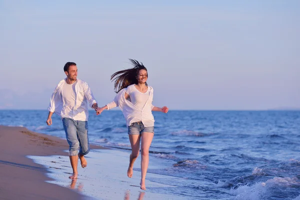 Unga par på stranden ha kul — Stockfoto