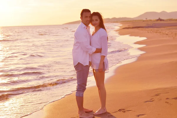 Pareja joven en la playa divertirse — Foto de Stock