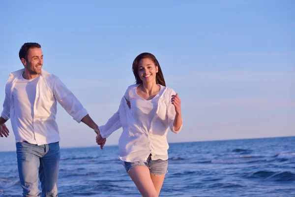 Jong koppel op strand plezier — Stockfoto