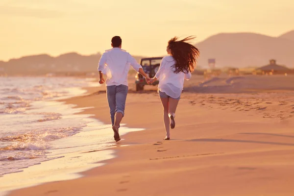 Junges Paar am Strand hat Spaß — Stockfoto