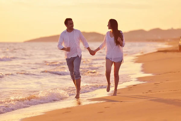 Jovem casal na praia se divertir — Fotografia de Stock