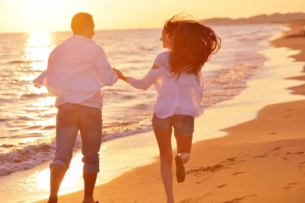 Jovem casal na praia se divertir — Fotografia de Stock