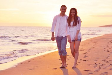 Kumsalda genç bir çift eğlenmek