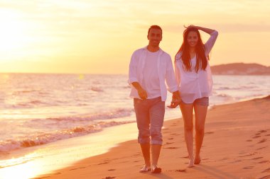 Kumsalda genç bir çift eğlenmek