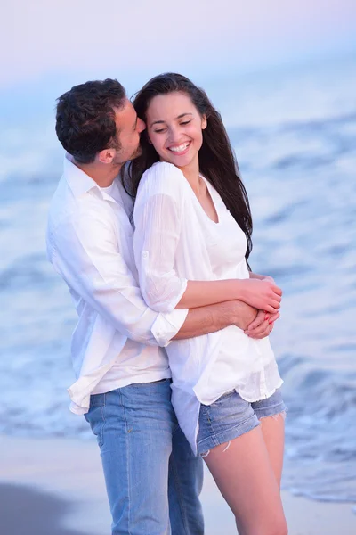 Jeune couple sur la plage avoir du plaisir — Photo