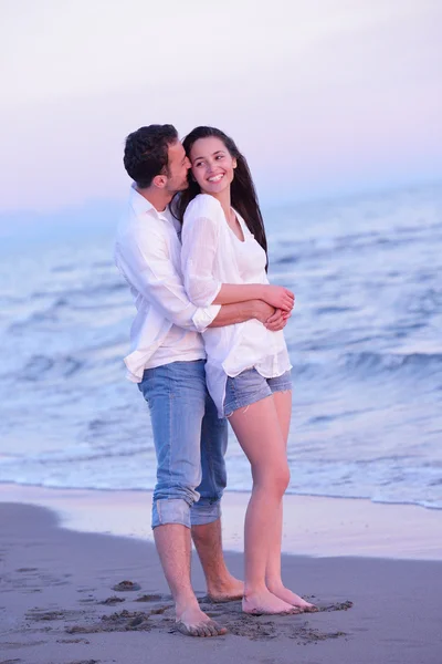 Jong koppel op strand plezier — Stockfoto