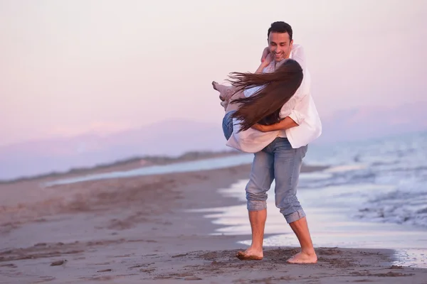 Jovem casal na praia se divertir — Fotografia de Stock