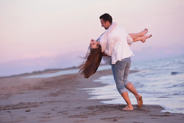 Pareja joven en la playa divertirse — Foto de Stock