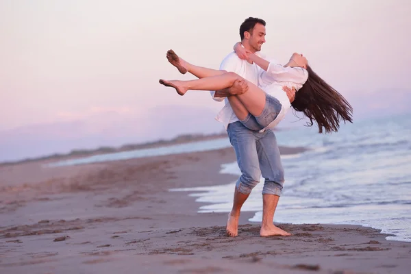 Pareja joven en la playa divertirse —  Fotos de Stock