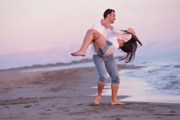 Giovane coppia sulla spiaggia divertirsi — Foto Stock