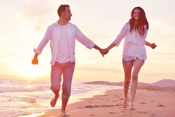 年轻的夫妇在海滩上玩得开心 — 图库照片