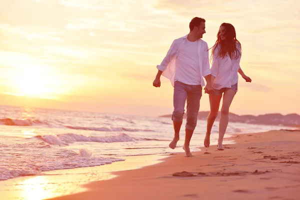 Pareja joven en la playa divertirse —  Fotos de Stock