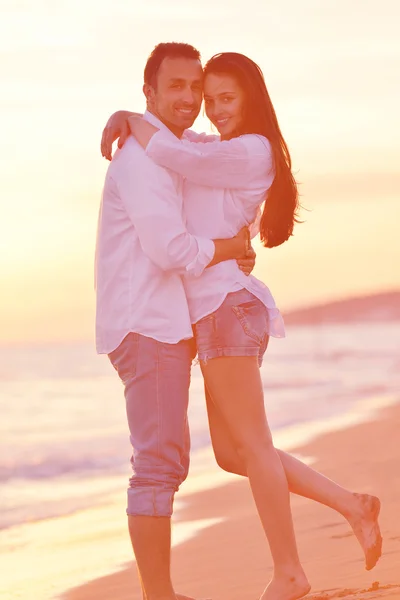 Jong koppel op strand plezier — Stockfoto