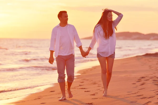 Jeune couple sur la plage avoir du plaisir — Photo