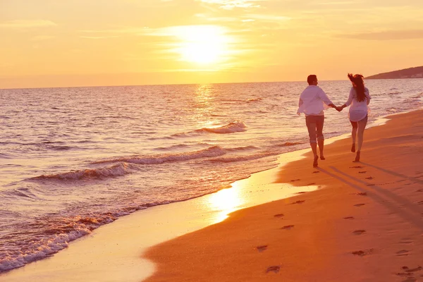 Jeune couple sur la plage avoir du plaisir — Photo