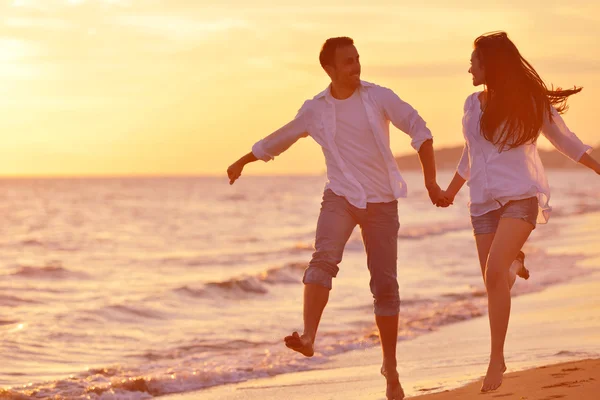 Jeune couple sur la plage avoir du plaisir — Photo