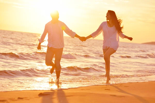 Junges Paar am Strand hat Spaß — Stockfoto