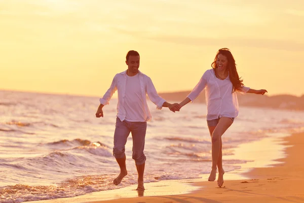 Jeune couple sur la plage avoir du plaisir — Photo