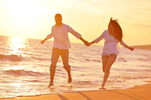 Jeune couple sur la plage avoir du plaisir — Photo