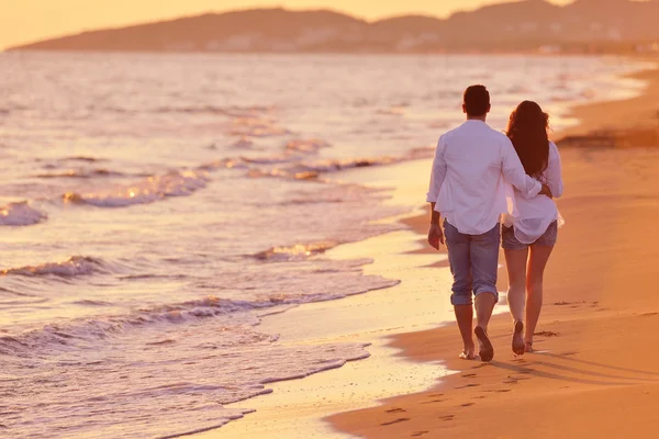 Jeune couple sur la plage avoir du plaisir — Photo