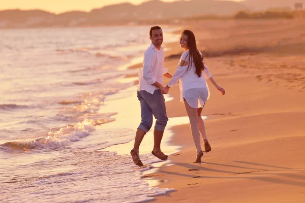 Jong koppel op strand plezier — Stockfoto