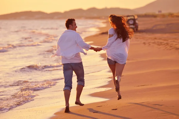 Jong koppel op strand plezier — Stockfoto