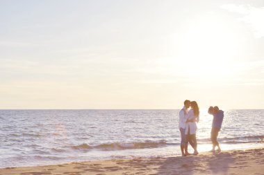Fotoğrafçı sahilde fotoğraf çekiyor.