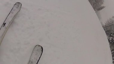 yavaş hareket ile kış, kayak sporu adam yokuş aşağı