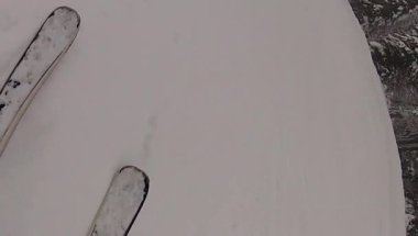 yavaş hareket ile kış, kayak sporu adam yokuş aşağı